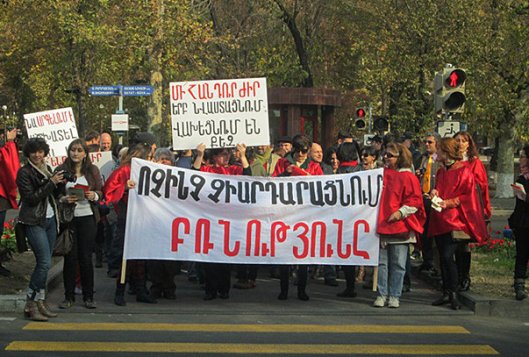 arm_women_violence_demo